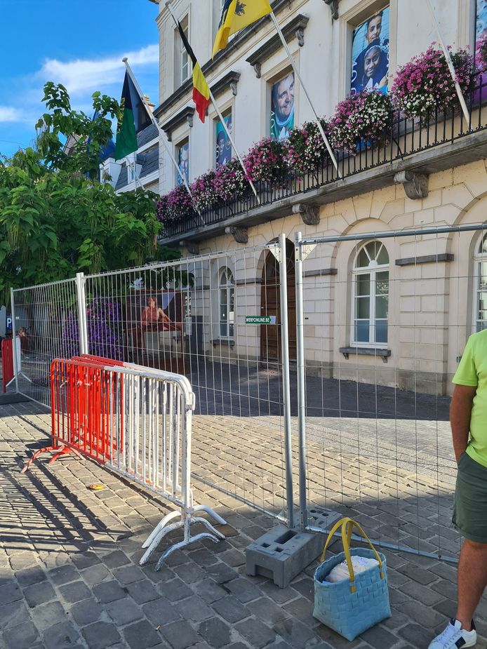 Brokstukken komen naar beneden na stormschade aan oudstadhuis