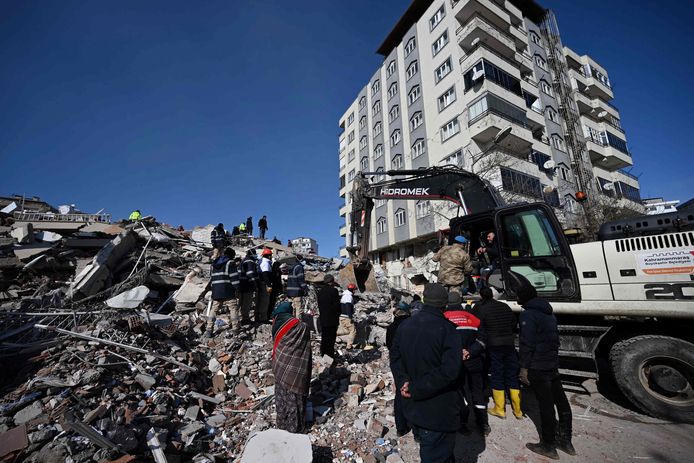 Reddingswerkers bij het puin in Kahramanmaraş.