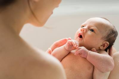 Verrassende ontdekking: uur huid-op-huidcontact per dag verandert de darminhoud van je pasgeboren kind