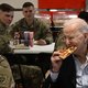 Amerikaanse soldaten eten pizza met Joe Biden