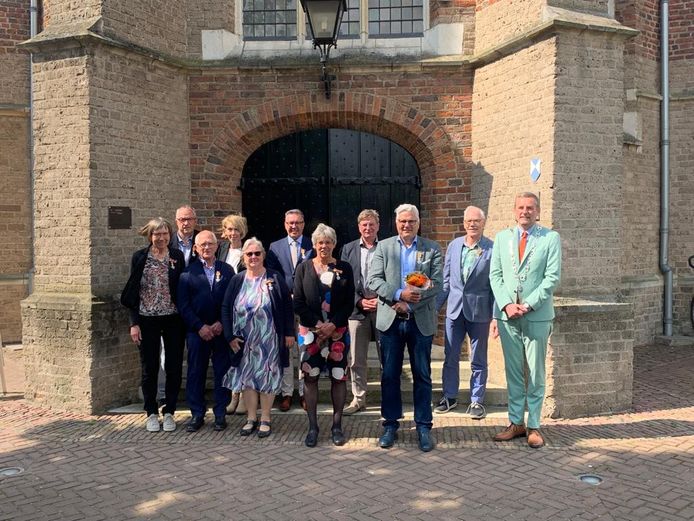 De gedecoreerden in Aalten op de foto met burgemeester Anton Stapelkamp.