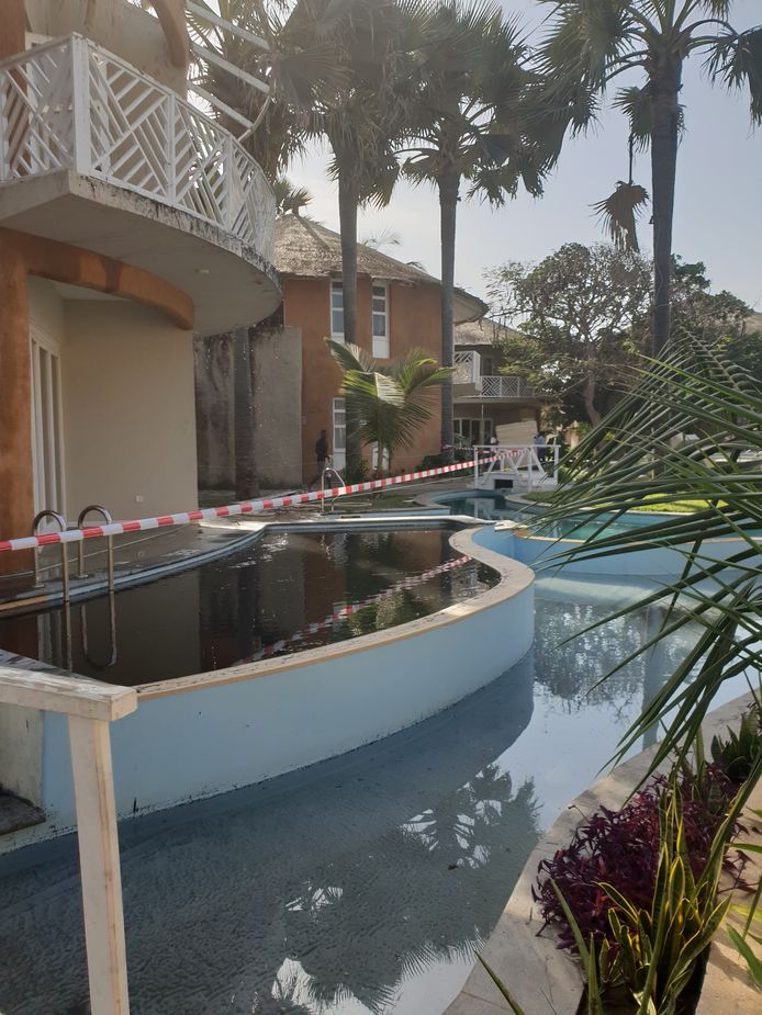 De schade na de brand in het 'Balafon Beach Resort' in Gambia