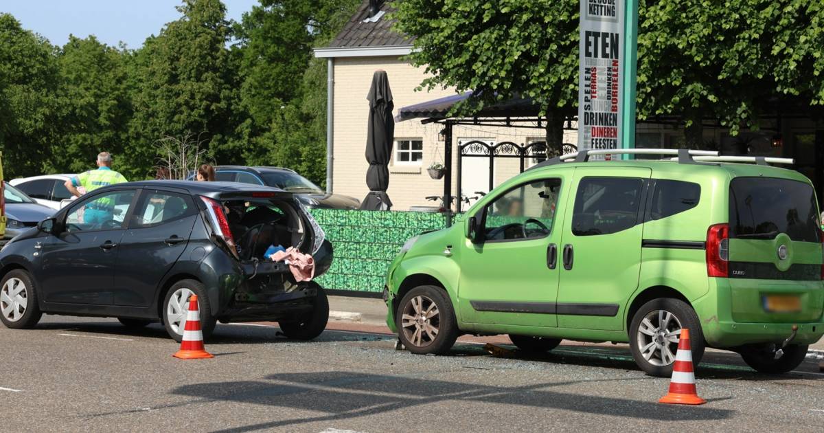 Twee autos betrokken bij kop-staartbotsing in Boxtel.