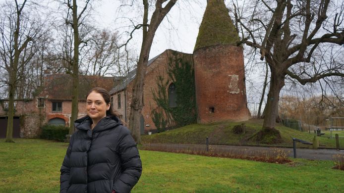 Nadia De Wilde bij het complex rond de historische Duiventoren in het kasteeldomein Wissekerke.
