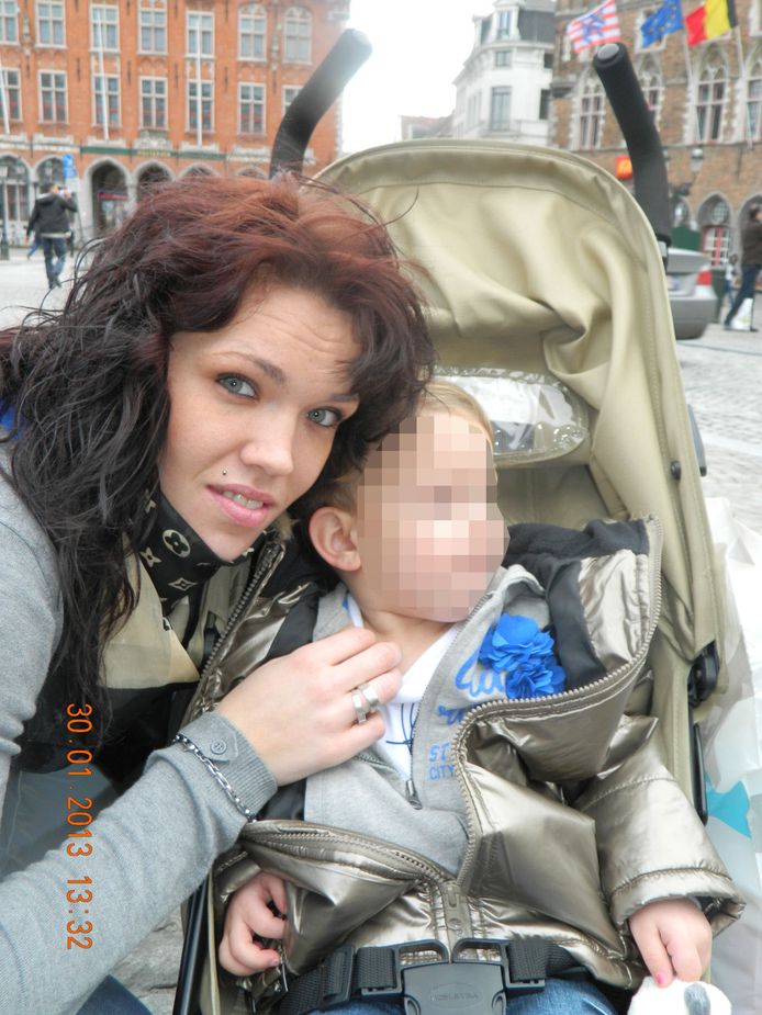 Carolien Van Looy in 2013 tijdens een uitstap met haar dochtertje in Brugge. Van Looy mocht soms al een dag de gevangenis verlaten.