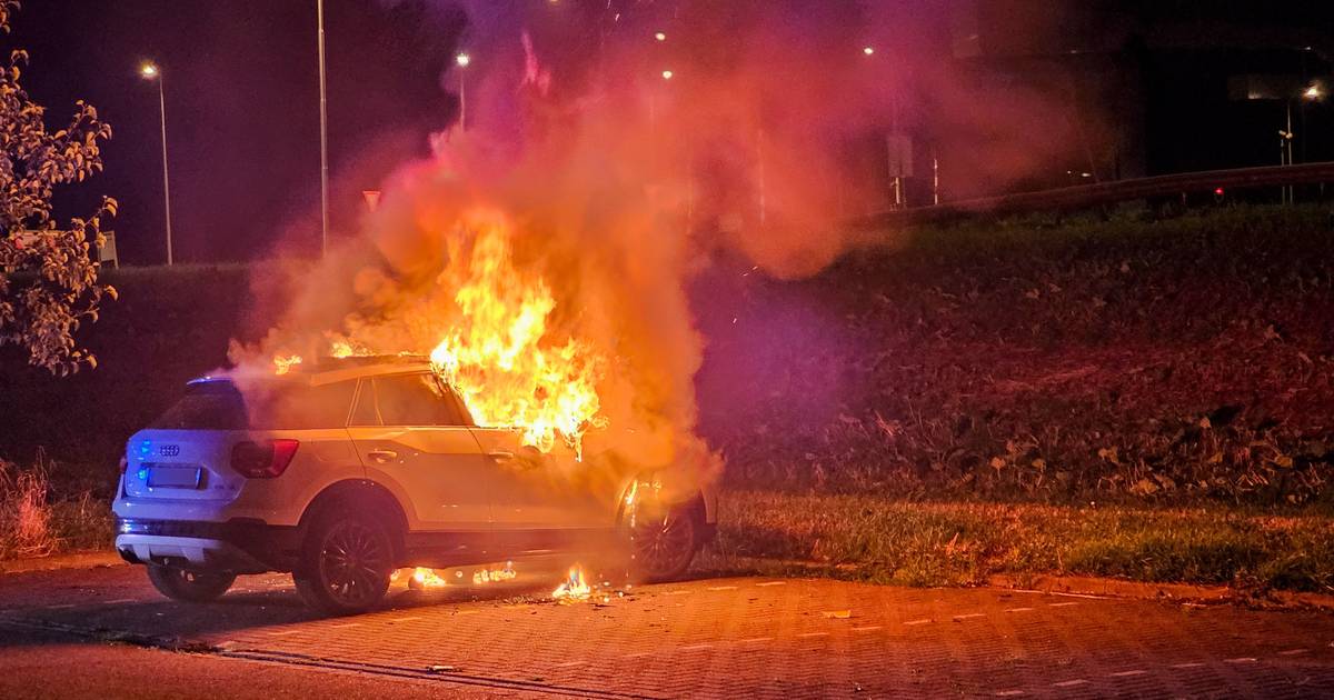 Auto brandt helemaal uit, politie gaat uit van brandstichting Gouda