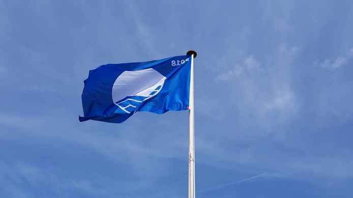 De blauwe vlag wappert in Oud-Beijerland.