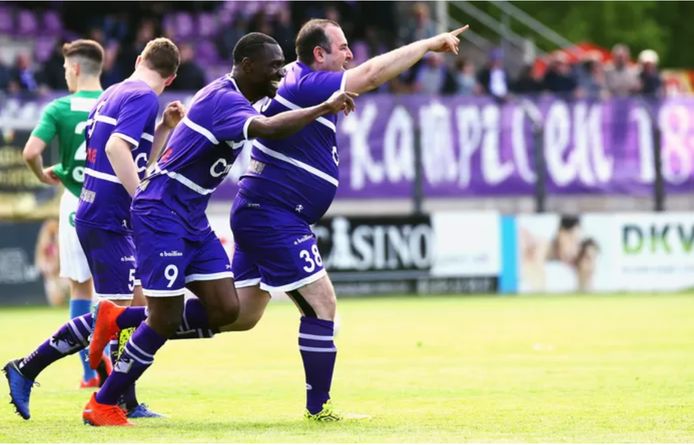 Voorzitter Salar Azimi viert zijn doelpunt tegen Sporting Hasselt.