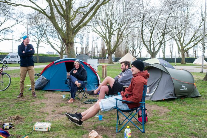 nicht buurman Zaailing City Camping Antwerp ontvangt eerste bezoekers: “Ik woon op tien minuten  fietsen maar heb zo toch even gevoel van weg te zijn” | Antwerpen | hln.be