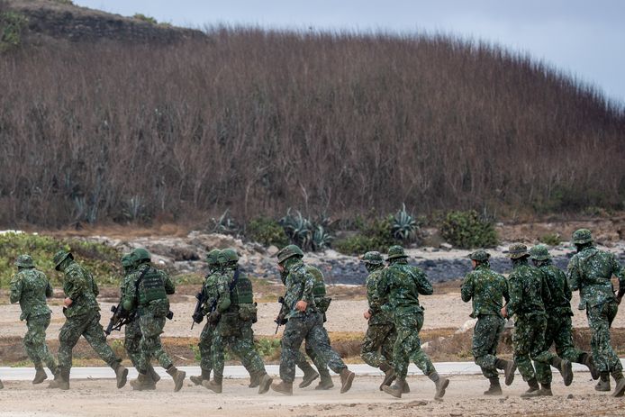 Taiwanese soldaten voeren een oefening uit op een militaire basis in Penghu, Taiwan.