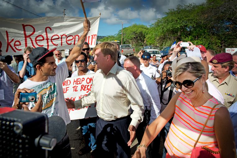 Tijdens een bezoek aan Bonaire in 2013 spreekt koning Willem-Alexander met demonstranten die een nieuw referendum over de status van het eiland willen. 
 Beeld Robin Utrecht