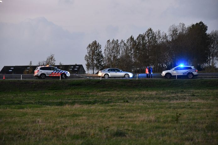 De politie zoekt nog een inzittende van de Belgische auto.