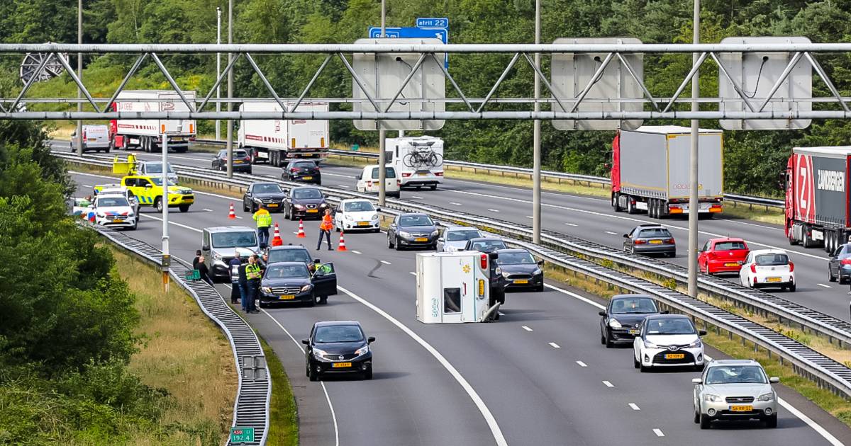 Enorme file door ongeluk met caravan op de A50: meer dan een uur vertraging.