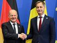 Duits bondskanselier Olaf Scholz en ontslagnemend premier Alexander De Croo (Open Vld) schudden elkaar de hand op een Oekraïne-conferentie in Duitsland.