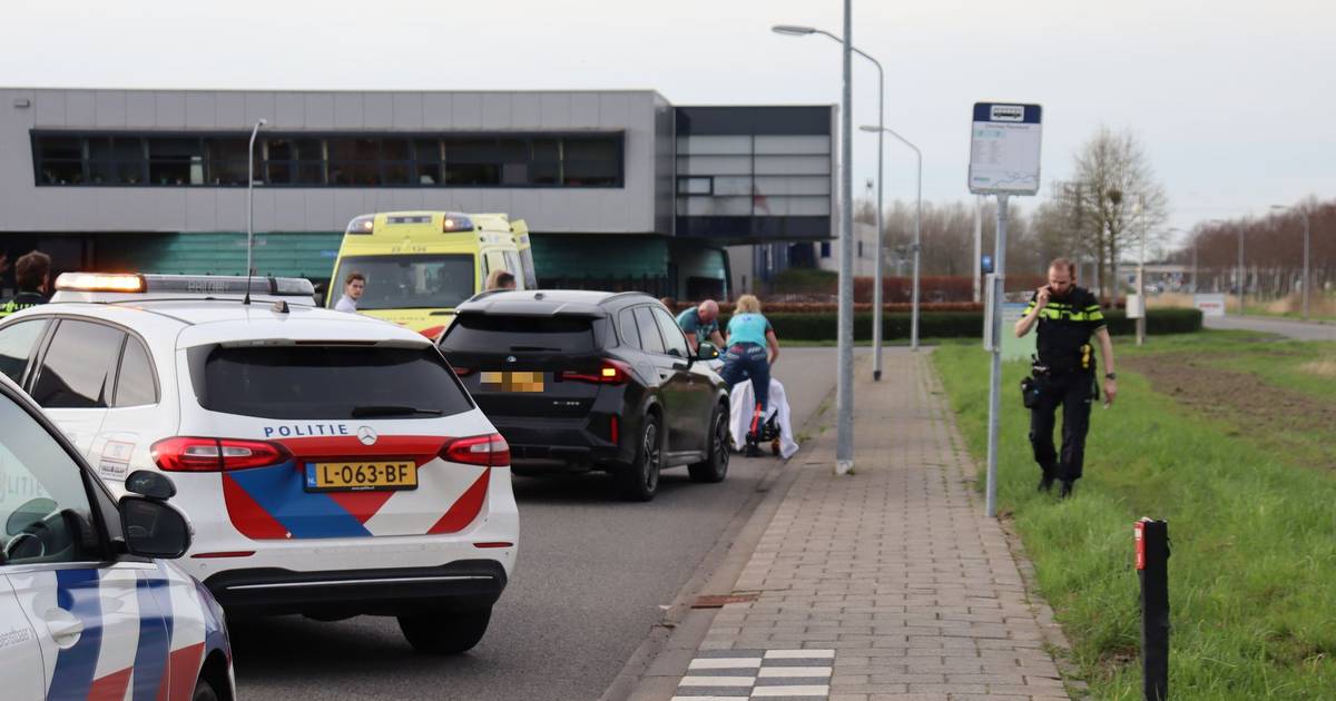 Slachtoffer gewond naar ziekenhuis door botsing met auto bij industrieterrein in Lelystad.