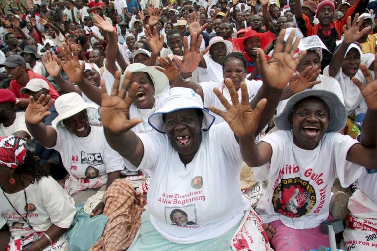 Fans van Tsvangirai in Harare, 12 oktober. Foto EPA/STR Beeld 