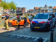 Iedereen helpt bij bizar ongeluk: auto met klein meisje achterin zinkt weg in haven van Maassluis