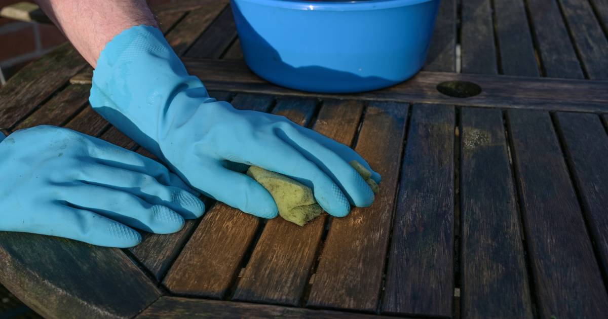 Plons blik Geleend Houten tuinmeubelen schoonmaken? 'Gebruik geen hogedrukspuit' |  Schoonmaaktips | AD.nl