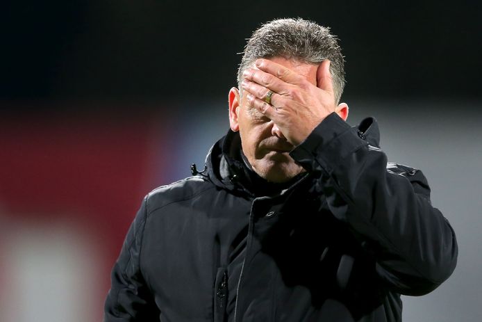 FC Eindhoven-trainer John Lammers schaamt zich kapot na de 6-1 nederlaag van zijn ploeg tegen de amateurs van ADO'20.