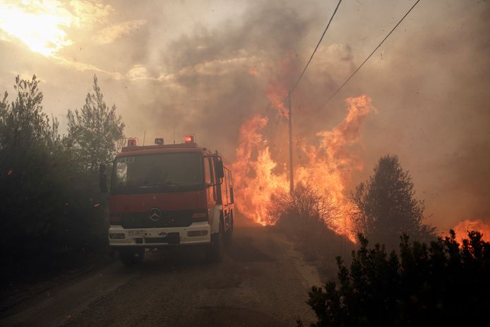 Een bosbrand in Neo Voutsa, een voorstad van Athene.