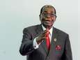 Twintig personeelsleden, drie auto's, privéjet en huis: rijkelijk pensioen voor Robert Mugabe