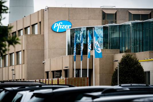 Exterieur van de productiefaciliteit van Pfizer in Puurs. Het coronavaccin van de Amerikaanse farmaceut is al goedgekeurd voor gebruik in het Verenigd Koninkrijk.