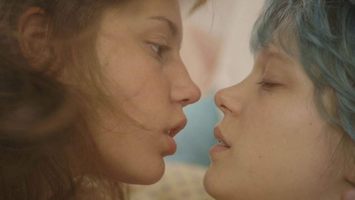 © La vie d'Adèle. Adèle Exarchopoulos (links) in de naar haar vernoemde film La vie d'Adèle en haar tegenspeelster Léa Seydoux. Regisseur Abdellatif Kechiche koos de 19-jarige Exarchopoulos om haar mond nadat hij haar een stuk taart had zien eten. Beeld .