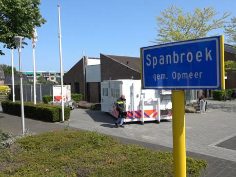 Politie plaatst onderzoeksposten in Spanbroek, nog geen spoor van ontvoerde man: ‘Hij liep op sokken’ 