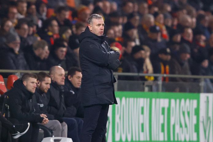 Go Ahead Eagles-trainer René Hake is niet tevreden over de wedstrijd tegen AZ: ,,We waren te passief bij het druk zetten, hadden ons meer moeten laten gelden in de duels."