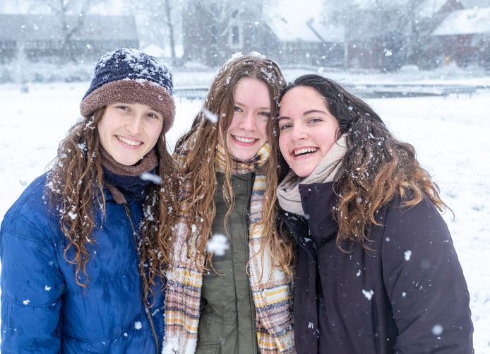 Ella Titterington, Violet Duval-Johnson en Helen Blankenburgh, studeren alle drie aan University College Roosevelt in Middelburg. Voor Helen - geboren en opgegroeid in woestijnstad Dubai - was het eerste keer dat ze sneeuw zag,
