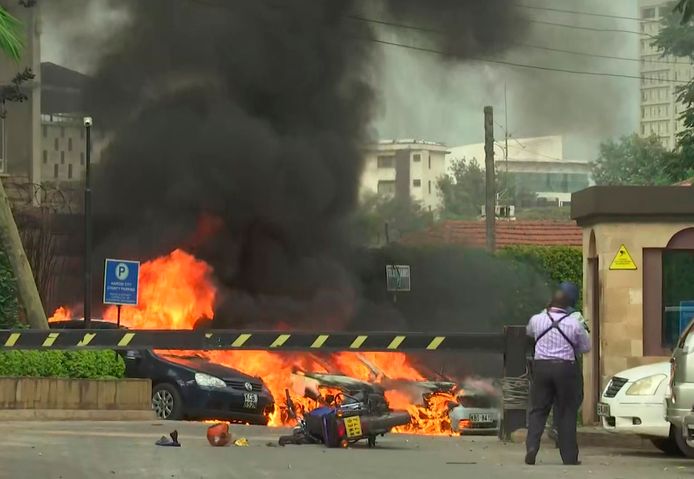 Door de explosie zijn verschillende wagens in brand gevlogen.