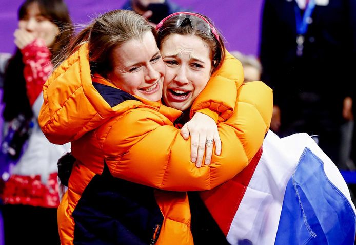 Suzanne Schulting in tranen naar haar goud. Links Yara van Kerkhof.