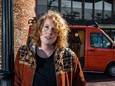 Isabelle voor haar camper, waarmee ze zes weken in haar eentje door IJsland trok in de zoektocht naar de werking van haar brein.