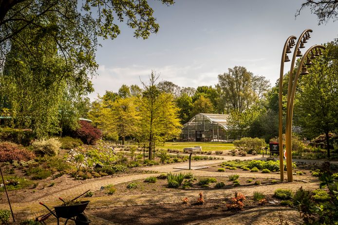 Het buitenterrein van Museum Klok en Peel in Asten gezien vanaf de parkeerplaats.