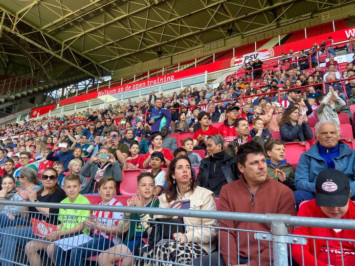 Zo'n 10.000 fans in het stadion vieren al een klein beetje een kampioensfeest. Er wordt volop geklapt, gejuicht en gefotografeerd met de smartphone.
