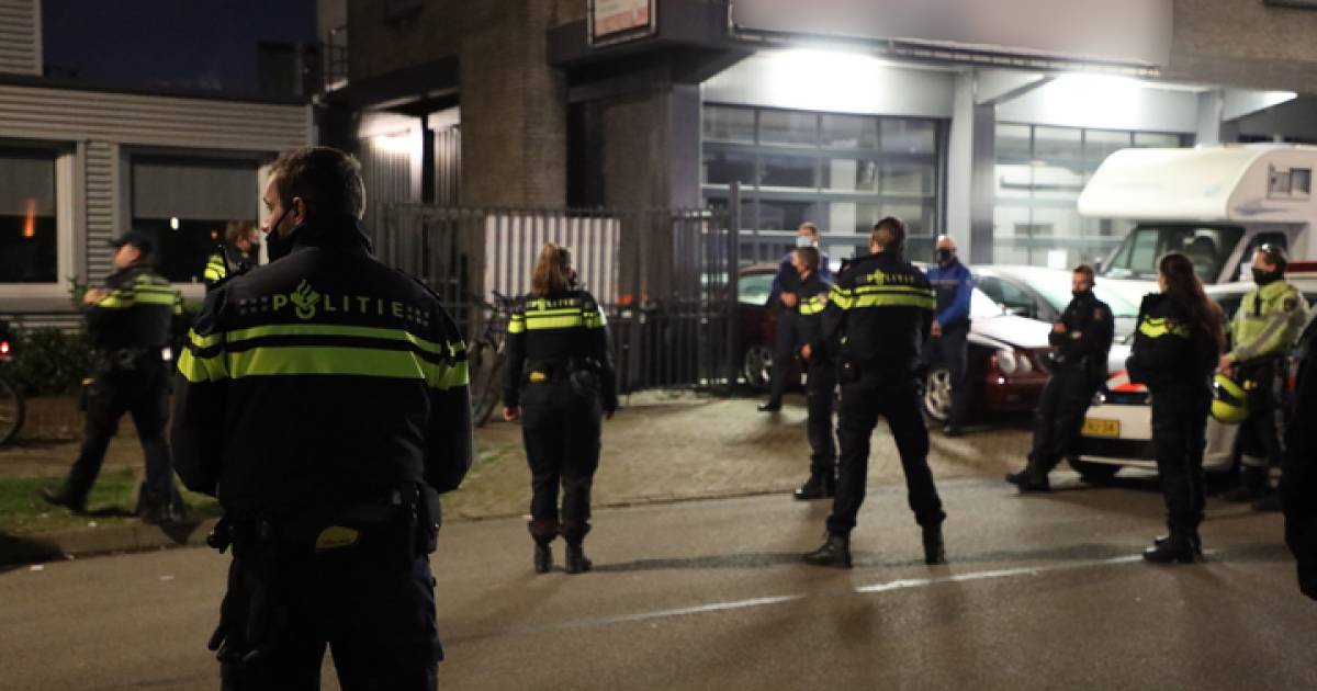 Politie valt pand in Amersfoort binnen na melding over illegaal gokken, gemeente start onderzoek.