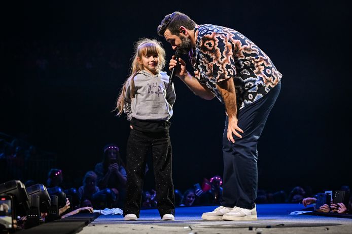 A Steer, di cinque anni, è stato permesso di cantare insieme a una canzone 