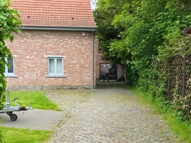 Achterliggende garage aan Uilenberg gaat op in de vlammen