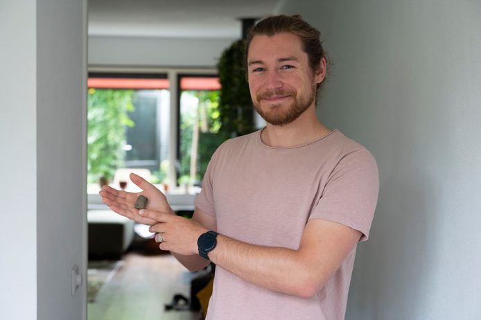Rens Cronau vond een versteende keutel van een wild zwijn van 125.000 jaar oud.