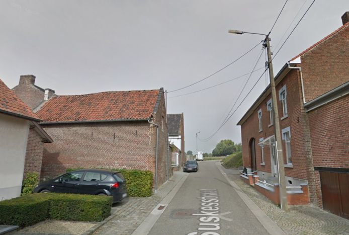 Het echtpaar werd in deze straat in het dorpje Vechmaal dood aangetroffen.