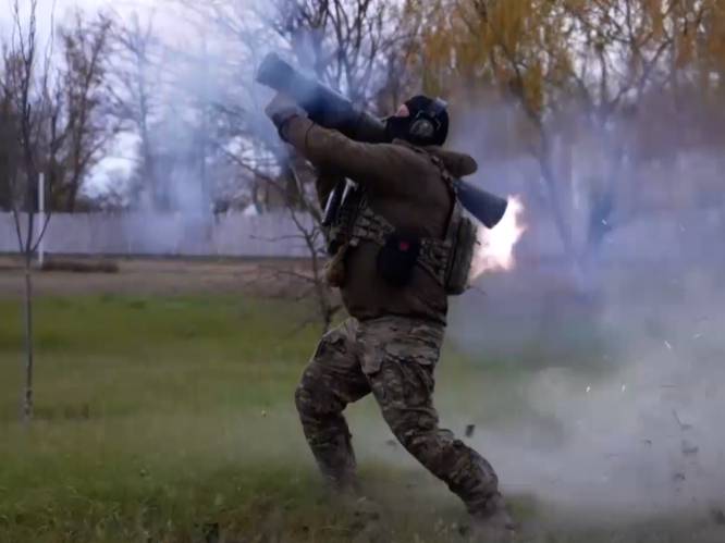 Beelden tonen hoe Oekraïne Russen vanuit Cherson bestookt met raketten nadat burgers er verweesd achterblijven