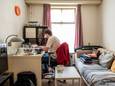 Archieffoto van een student op zijn kamer. Aan dit soort kamers is wel een groot tekort. De hospitaregeling van de gemeente Eindhoven kan een deel van de oplossing zijn. De persoon in kwestie staat los van het verhaal over hospita's.