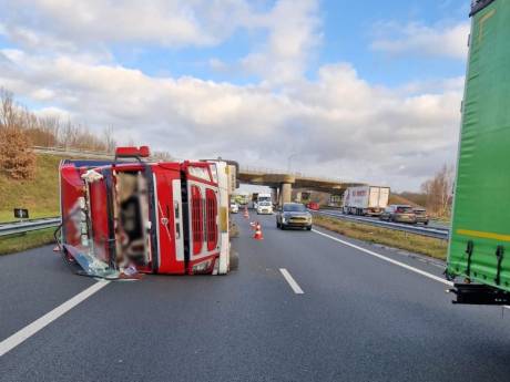 Vrachtwagen kantelt op A50 bij Veghel, voertuig geborgen en weg weer open