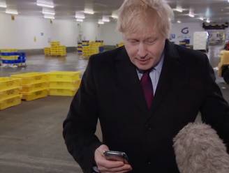 Reporter toont Boris Johnson foto zieke kleuter, premier pakt telefoon af en steekt hem in zijn zak