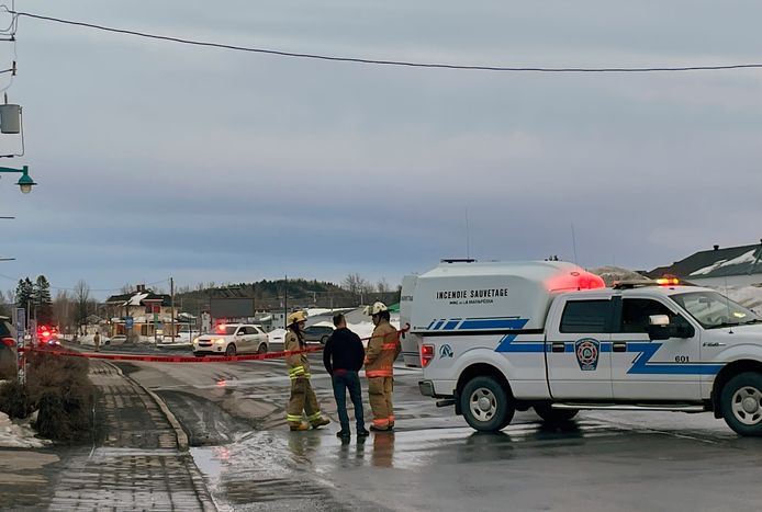 Hulpverleners op de plek van de aanrijding in het Canadese stadje Amqui in de provincie Quebec.