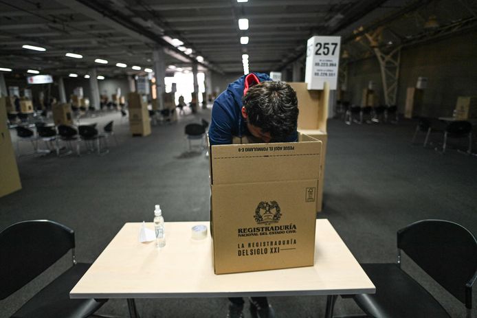 Een kiesmedewerker helpt bij het inrichten van het stembureau in hoofdstad Bogotá. (18/06/22)