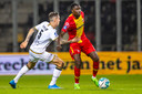 Jamal Amofa (rechts) is niet vies van een flinke vleug risico in zijn spel en is daarmee een meerwaarde voor Go Ahead Eagles.
