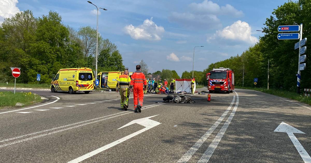 Motorrijder komt om het leven bij ongeluk in Wijchen: motor uitgebrand na botsing.