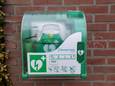 Het Rode Kruis zou op Schouwen-Duiveland graag meer AED's aan buitenmuren zien, die dag én nacht bereikbaar zijn in noodgevallen.