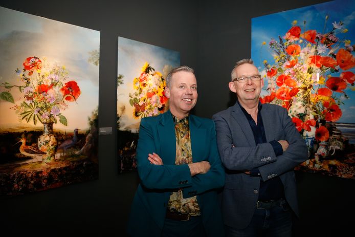 Fotokunstenaar Hans Withoos (links) en Matthias Withoos-kenner Albert Boersma in het Westfries Museum in Hoorn. Daar zijn bewerkingen te zien die Hans Withoos maakte van het werk van zijn voorvader.